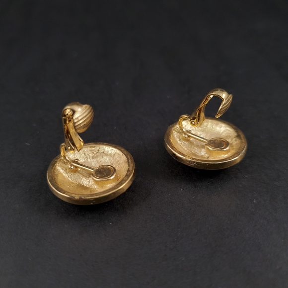 💥CLOSING SALE💥 VINTAGE Red Clip On Earrings - Picture 3 of 4